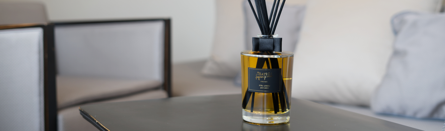 Jedinečné bytové parfumy
TEATRO FRAGRANZE UNICHE

Nezabudnuteľný zážitok s označením "made in Italy" a ekologickým prístupom. Vône vyrobené s láskou k parfumérskemu umeniu v duchu florentskej renesancie a s vysokou koncentráciou prírodných esenciálnych olejov
